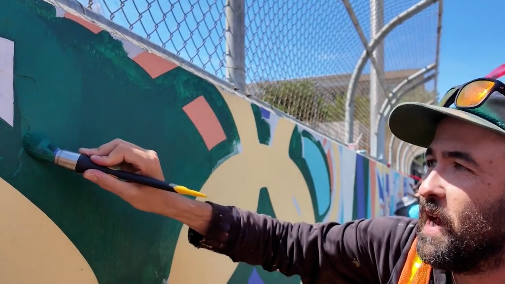 El mural Stitch City, en Forsyth Street y Five Points, simboliza la unidad y diversidad de los barrios de Atlanta mediante referencias a íconos locales como Coca-Cola y los anillos olímpicos
