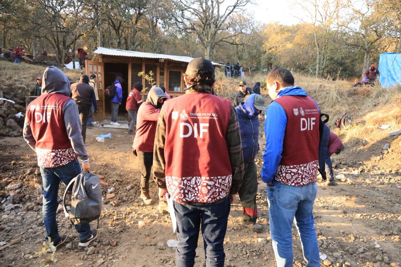 Personal del DIF de la Ciudad de México participa en el operativo de recuperación de 34 hectáreas de suelo de conservación en San Andrés Totoltepec, Tlalpan, para proteger recursos naturales de urbanización ilegal. (Sedema)