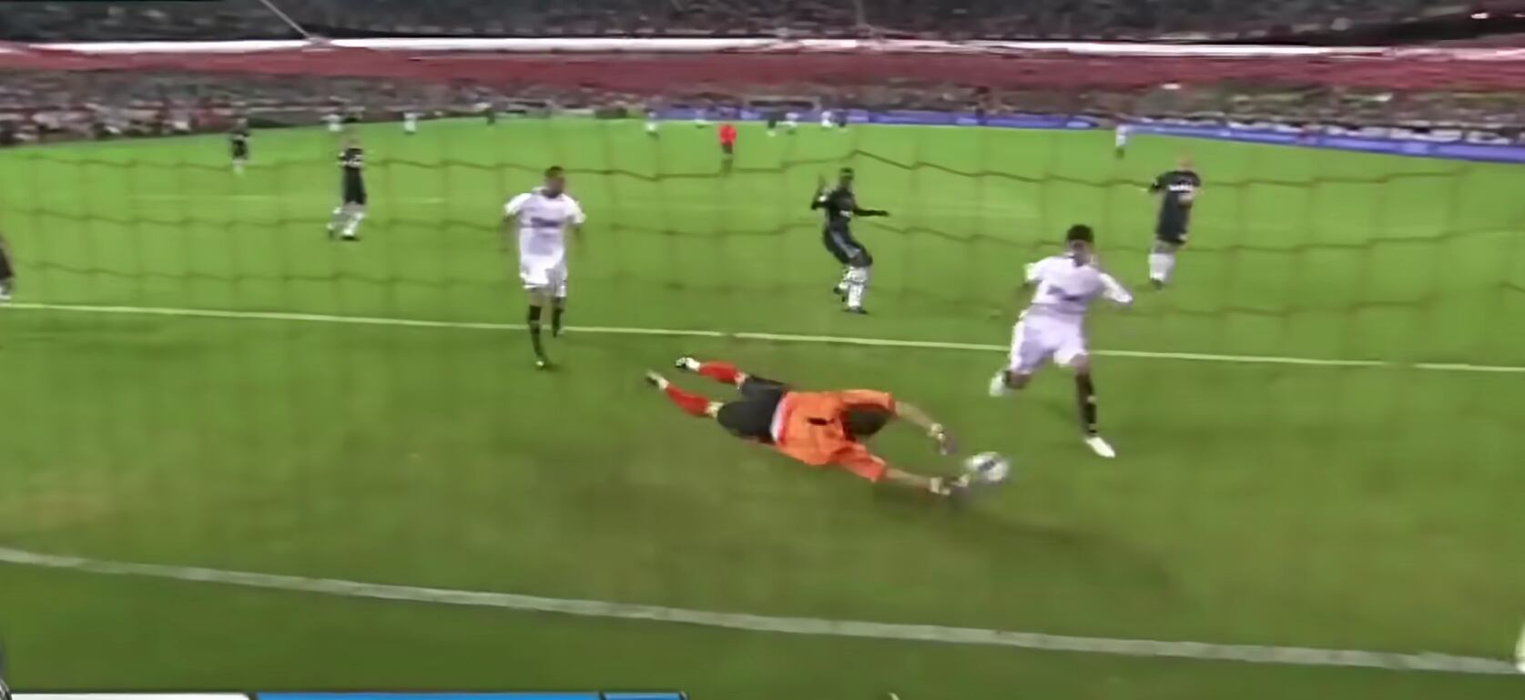 Parada de Casillas a Perotti del Sevilla (@topcats754)
