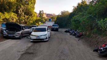 Varios automóviles y motocicletas que