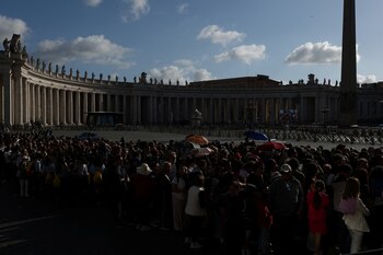 Los últimos fieles hacen cola