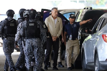 El ciudadano colombo-venezolano Ali Zaki Hage Jalil (c) un presunto terrorista vinculado a Hizbulá llega este lunes a Panamá extraditado por Venezuela. EFE/ Bienvenido Velasco