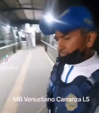 Policía de la CDMX golpea a perro que ingresó al Metrobús