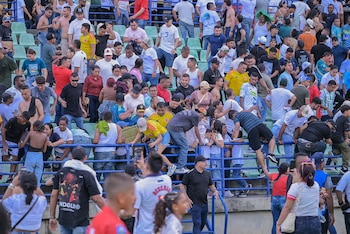 El partido se suspendió a los 30 minutos del primer tiempo y se reanudó luego de evacuar a los violentos - crédito Colprensa