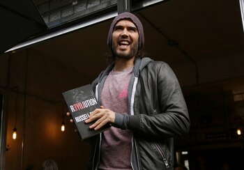 Russell Brand negó todas las acusaciones y afirmó que las denuncias son parte de “una campaña de difamación orquestada por un grupo de poder” (Joel Ryan/Invision/AP)