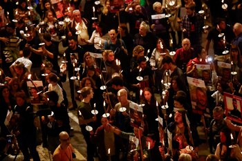 La gente sostiene velas y