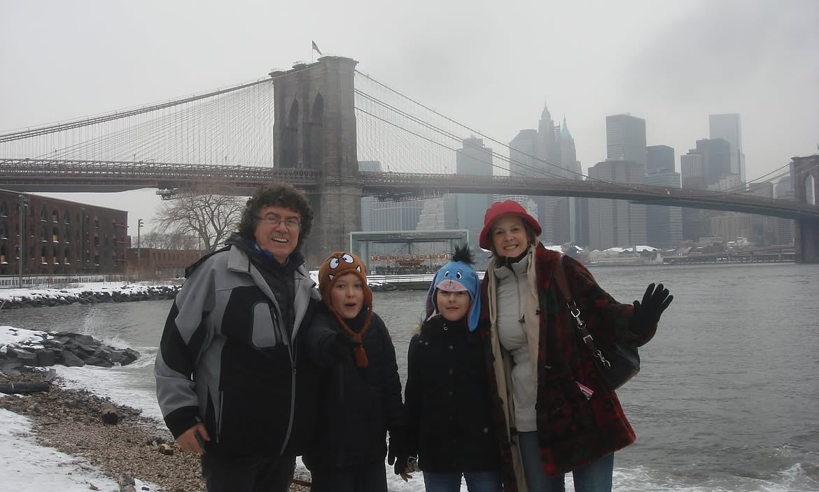 Piero de Benedictis y su familia en Nueva York: con él están Giuliano, Fiorella y su última compañera, Mariana Schettini (Instagram @pierocantautor)
