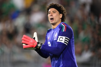 El portero Guillermo Ochoa, de México, aplaude durante el segundo tiempo del partido de preparación para la Copa del Mundo contra Australia, el sábado 30 de mayo de 2026, en Pasadena, California. (AP Foto/Kyusung Gong)
