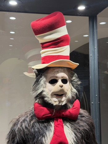 Influencer compró el disfraz de El Gato en Sombrero y ahora dice que el alma de Mike Myers quedó atrapada ahí