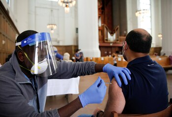 Un hombre recibe una vacuna