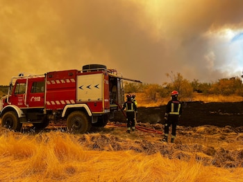 Bomberos trabajando en el incendio de ls Sierra Oeste de Madrid (@112cmadrid)