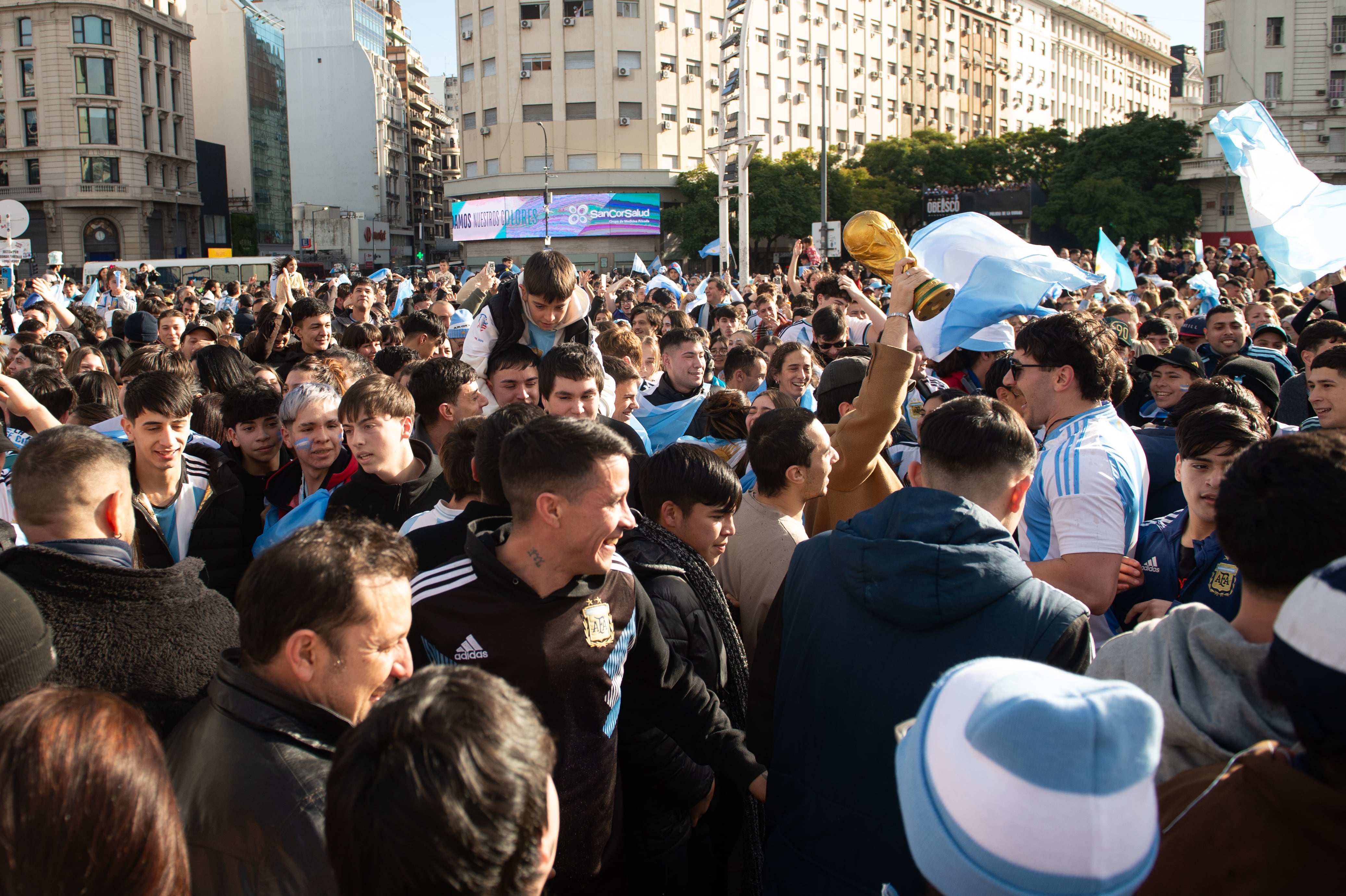 Algunos hinchas llevaron la Copa del Mundo para celebrar la épica remontada (Jaime Olivos)