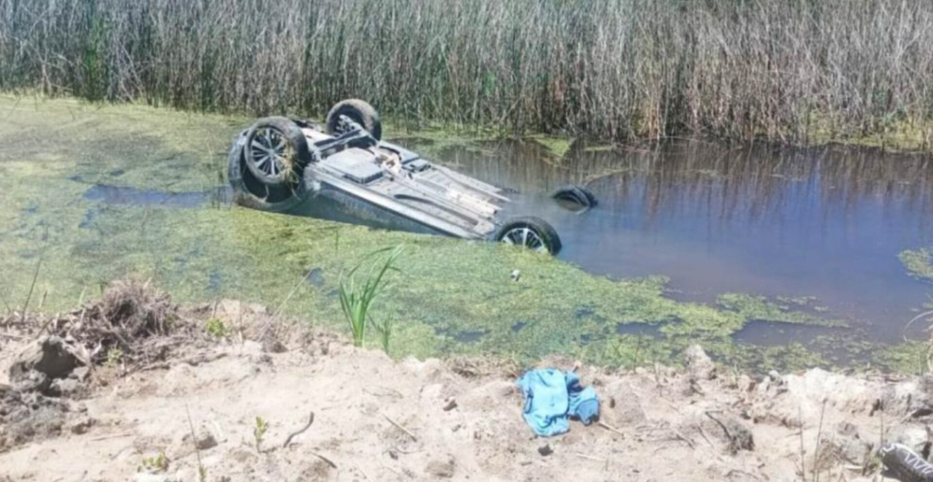 El Peugeot 208 hundido en el canal de la Ruta Provincial 11 entre Ciudad del Este y Mar del Tuyú (Entre Líneas)