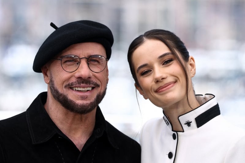 El director John Travolta y su hija, la actriz Ella Bleu Travolta, posan durante una sesión fotográfica para la película