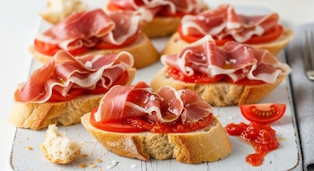 Varias rebanadas de pan crujiente