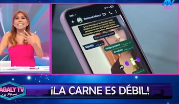 Magaly Medina, en un estudio de televisión y vistiendo fucsia, gesticula mientras una pantalla muestra de cerca un teléfono con un chat de WhatsApp