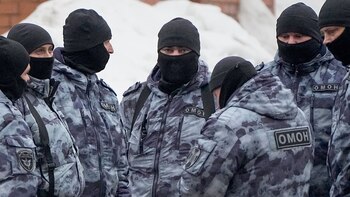 Policías antimotines protegen las inmediaciones