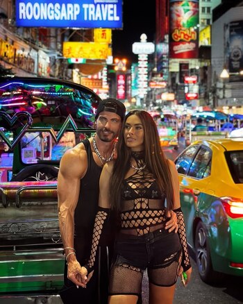 La feliza pareja pasea por