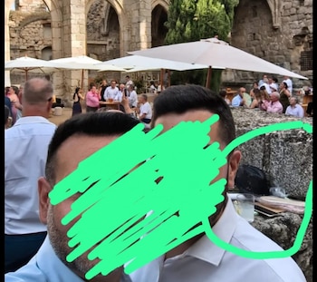 Esta foto tomada por los vecinos deja claro que vasos de consumiciones se colocaron sobre los muros, con el consiguiente riesgo de derrames o manchas