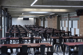 El espacio cubierto con sillas