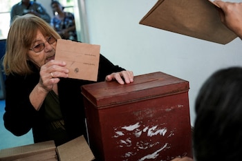 Una mujer emite su voto en Canelones (REUTERS/Mariana Greif)