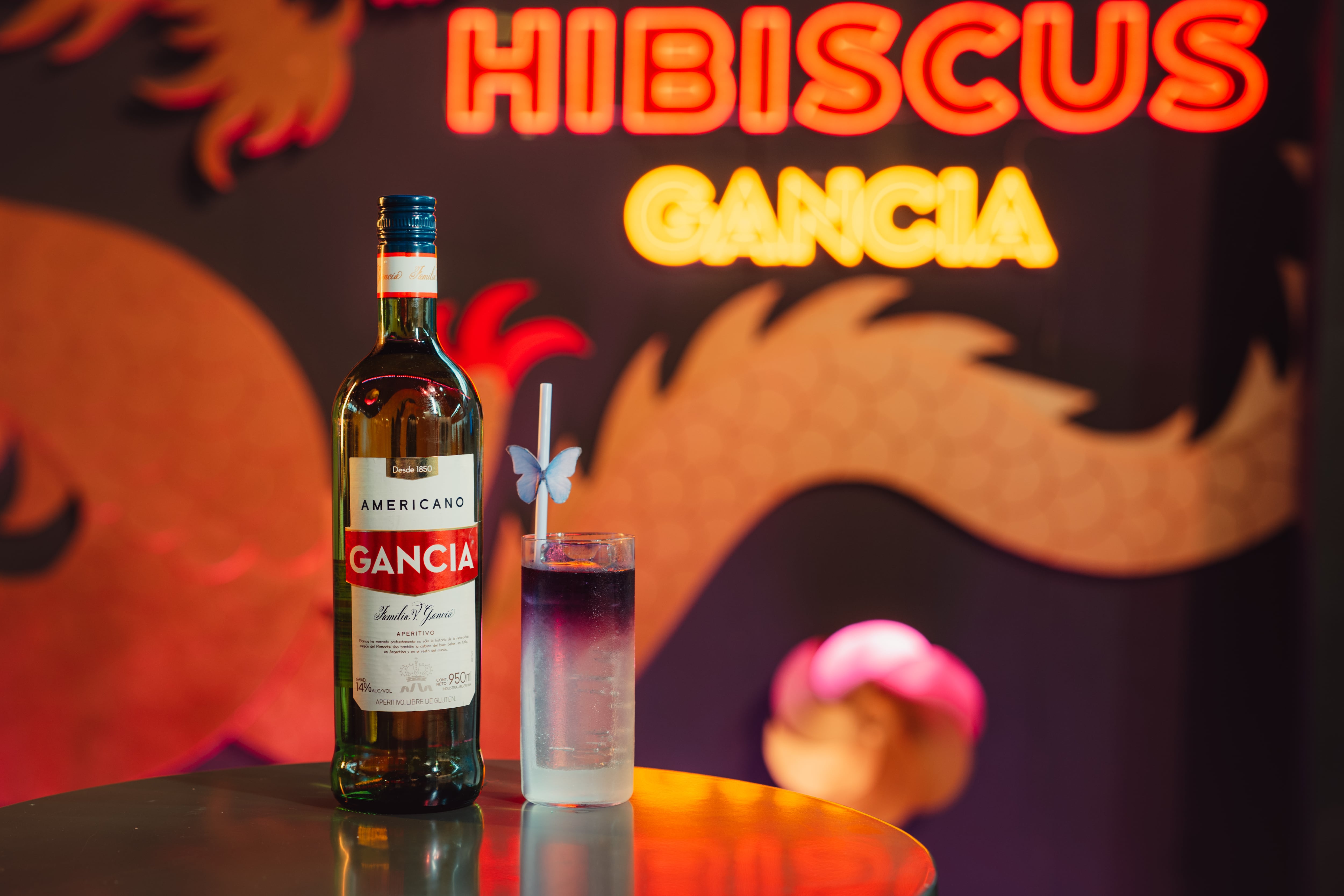 Crisálida Collins combina Americano Gancia, Bombay Sapphire infusionado con té de flores, licor de saúco, limón y tónica, y cambia de color frente al consumidor (Cepas)
