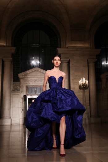 Oscar de la Renta, un clásico que nunca falta en los fashion week, deslumbró con sus vestidos couture. En pasarela, un diseño con escote corazón en azul noche, con falda vaporosa, bolsillos y drapeado en el bustier