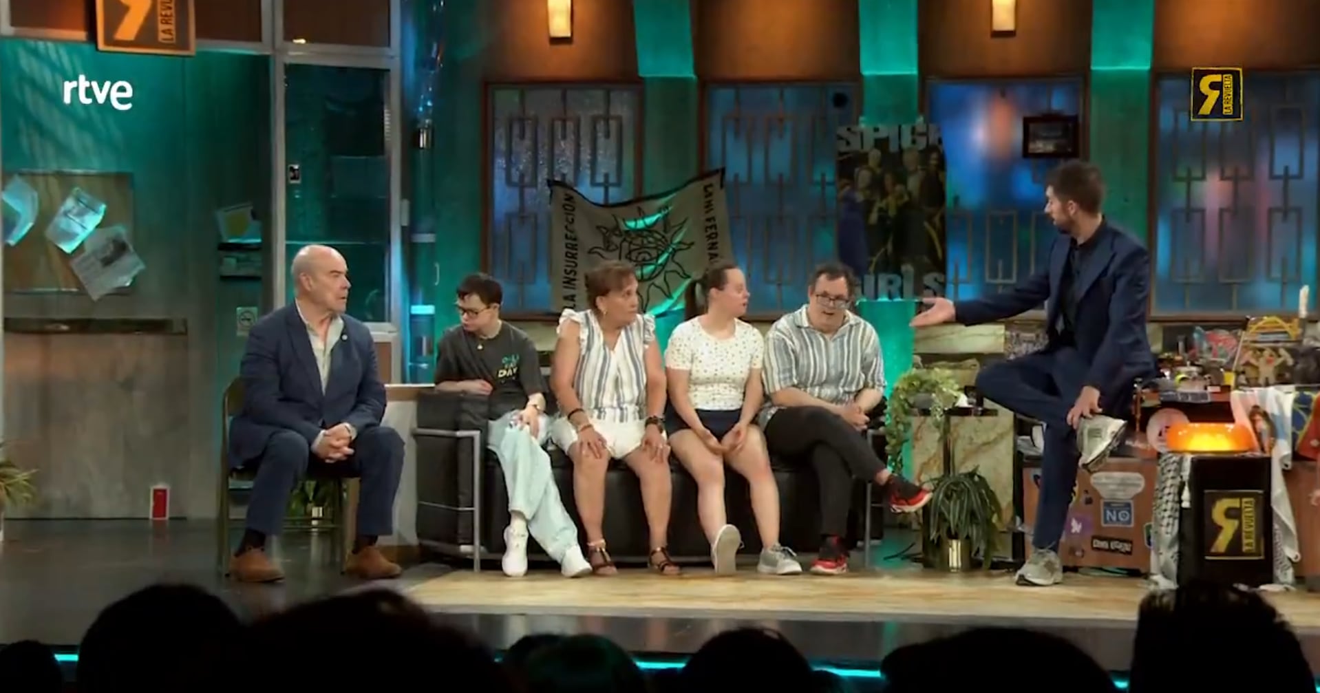 Reivindicación, comedia y complicidad: así se ha despedido ‘La Revuelta’ con Broncano, Resines y los actores de ‘Haciendo amigos’