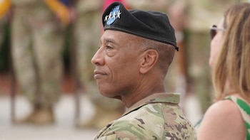 Charles Hamilton, general de cuatro estrellas del Ejército de Estados Unidos, fue relevado de su cargo tras una investigación por influencia indebida en la selección de una subordinada. (Ejército de EE.UU./Adam Sikes)