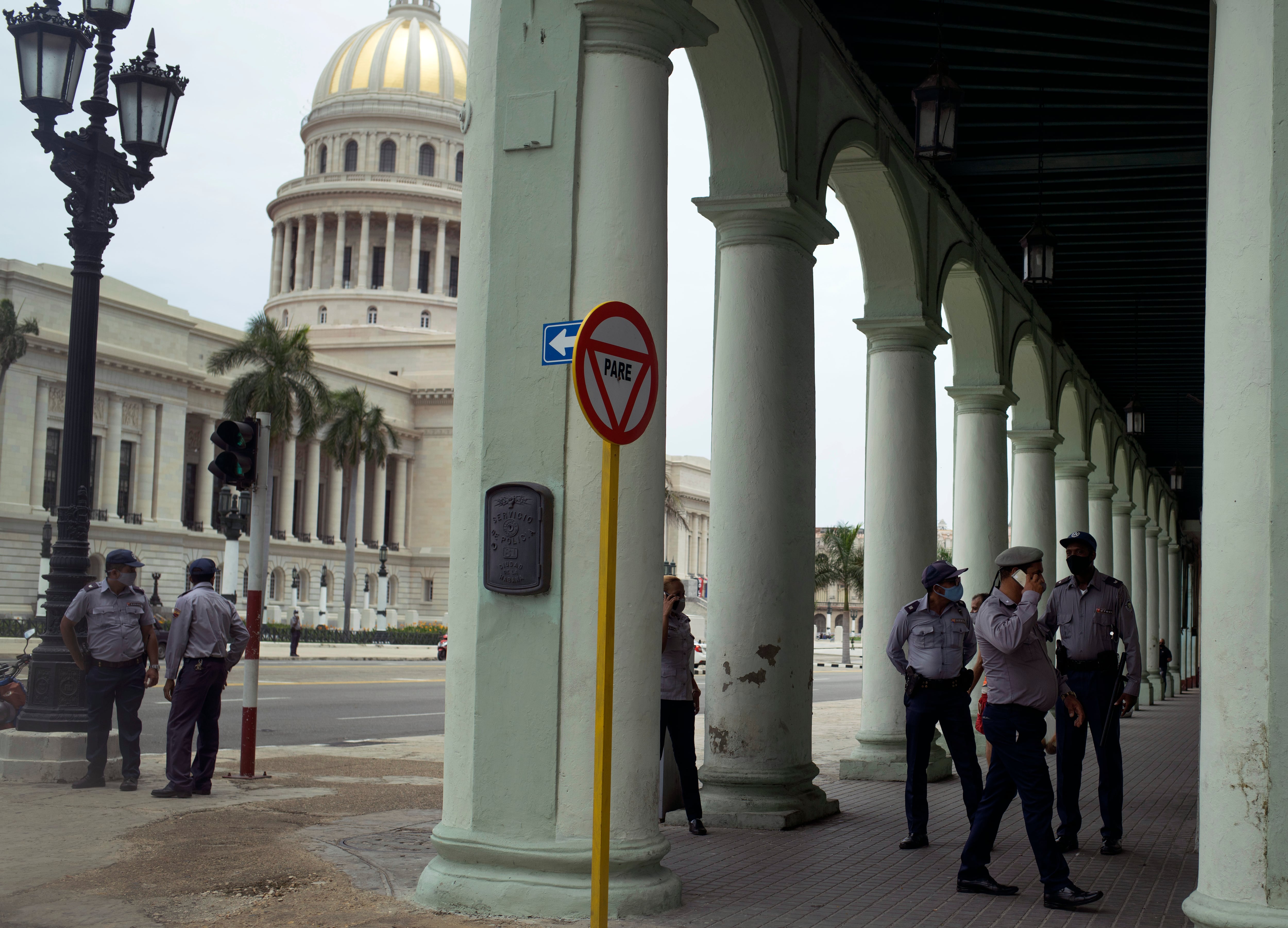 ARCHIVO - La policía hace guardia cerca del Capitolio Nacional, sede de la Asamblea del Poder Popular, días después de que hubiera protestas en La Habana, Cuba, el 14 de julio de 2021. (AP Foto/Eliana Aponte, Archivo)