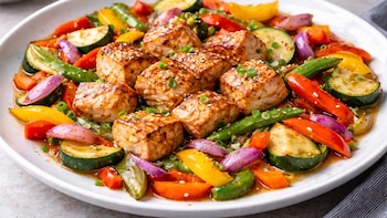 Salmón salteado con verduras: una receta saludable, rápida y llena de sabor