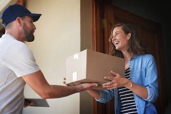 Rocío afirma que una de las novedades que modifica el escenario actual para el comercio exterior en Argentina es la modificación de los parámetros para los envíos courier (Foto: Shutterstock)