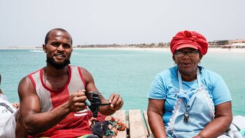 Pescadores locales en el muelle