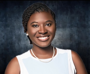 Retrato de Nancy Metayer, una mujer sonriente con piel oscura, cabello trenzado recogido, pendientes de perlas y collar de perlas, sobre un fondo oscuro