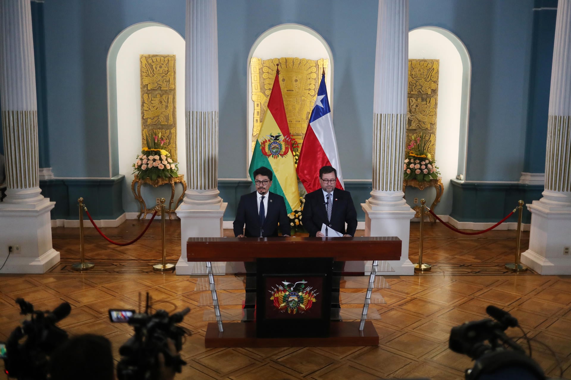 Fernando Aramayo (i), y de Chile, Francisco Pérez Mackenna, ofrecen declaraciones al finalizar una reunión bilateral en La Paz (EFE/ Luis Gandarillas)