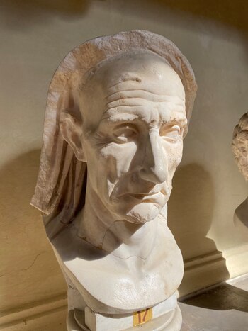 Uno de los bustos destrozados