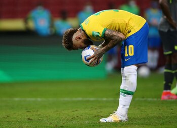 Neymar pateó, falló, pero repitieron