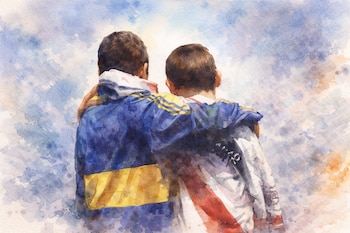 Pintura de acuarela que muestra a dos personas de espaldas, una con camiseta azul y amarilla y otra blanca con franjas rojas, con un brazo sobre el hombro del otro.