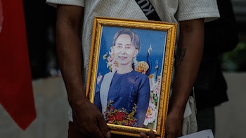 La Cruz Roja se reúne con la Nobel de la Paz Aung San Suu Kyi tras exigir sus familiares una prueba de vida