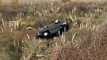El auto terminó volcado y desplazado de la ruta (Gentileza: Aire de Santa Fe)