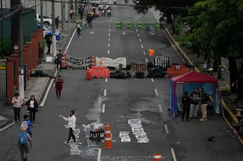 Una calle es bloqueada por manifestantes durante una huelga nacional frente a la Universidad Nacional en la Ciudad de Guatemala. Las protestas no ceden para demandar la renuncia de la fiscal general y de un juez, a quienes señalan de intentar evitar que el presidente electo Bernardo Arévalo tome posesión en enero mediante distintas maniobras jurídicas. (Foto AP/Moisés Castillo)