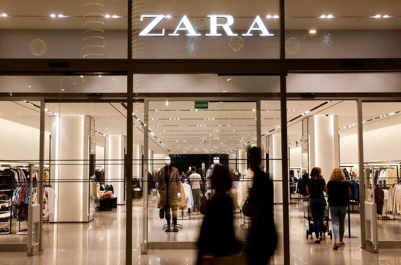 Unas personas pasan por delante de una tienda de ropa Zara, del grupo español Inditex, en Las Palmas de Gran Canaria. REUTERS/Borja Suárez