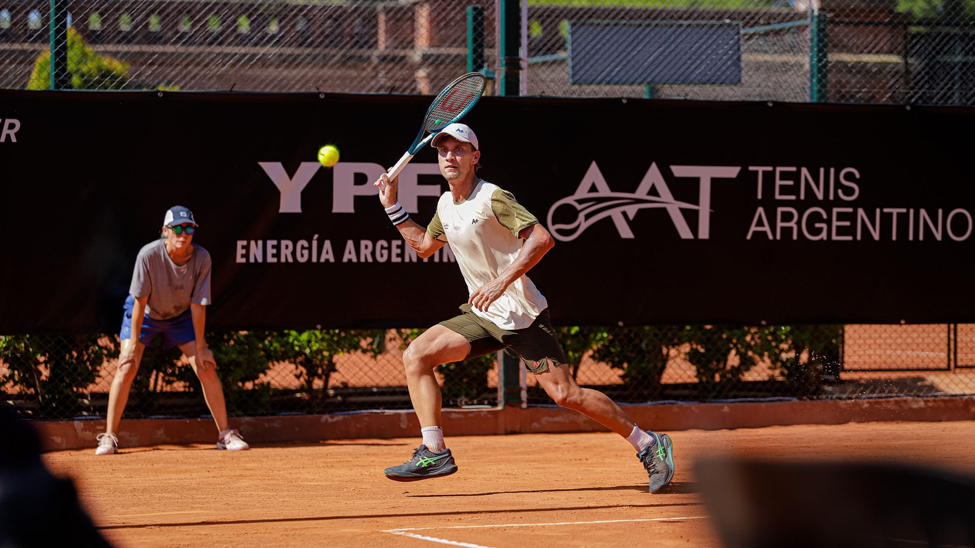 Integrante del equipo argentino campeón de la Copa Davis, Renzo Olivo volvió a jugar un torneo profesional en el Challenger del Tenis Club Argentino (Crédito: Prensa AAT)