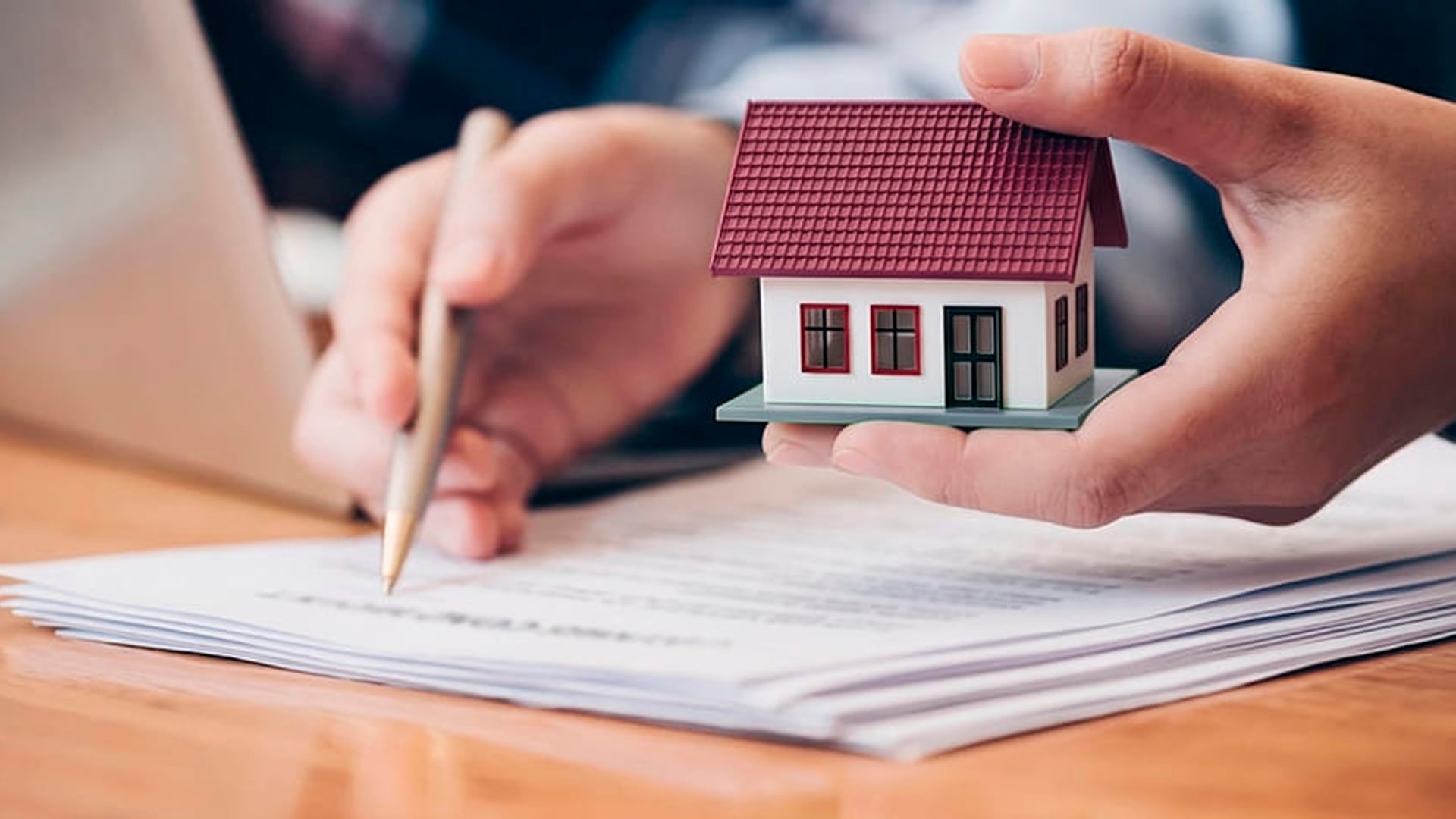 Para calificar a un crédito hipotecario en el Banco Nación y comprar una vivienda de 100.000 dólares, el grupo familiar debe acreditar ingresos de entre $3,2 millones y casi $4,7 millones.