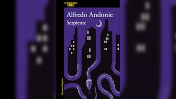 Portada del libro 'Serpiente' de Alfredo Andonie, editorial Alfaguara. Muestra siluetas de edificios urbanos y serpientes ondulantes bajo una luna creciente