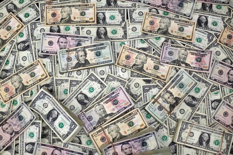 FOTO ARCHIVO: Billetes de dólar estadounidense se ven en esta ilustración fotográfica tomada el 12 de febrero de 2018. REUTERS/Jose Luis Gonzalez/Ilustración/Archivo