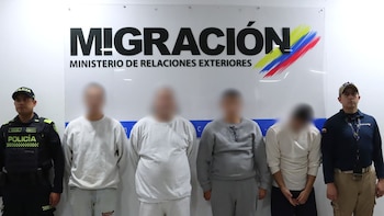 Migración Colombia entregó a cinco ciudadanos deportados de Estados Unidos tras su llegada al aeropuerto El Dorado en Bogotá