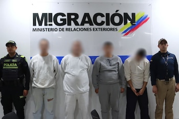Migración Colombia deja en manos de las autoridades a un colombiano con circular roja por homicidio y cuatro con orden de captura - crédito Migración Colombia