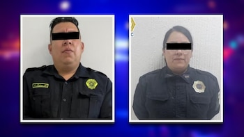 Ambas personas fueron detenidas por presunta usurpación de funciones. Diseño: (Jesús Tovar Sosa/Infobae)