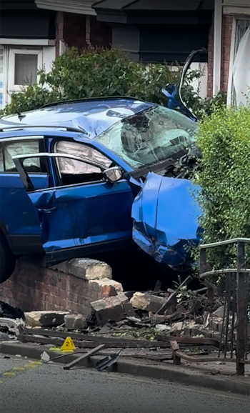 Un coche se incrusta en una casa y deja a un joven en estado crítico